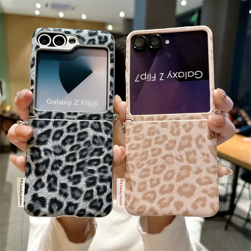 Stoßfeste Samsung Galaxy Z Flip Handyhülle mit Leopardenmuster und Handgelenkschlaufe in Multicolour - Bild 2