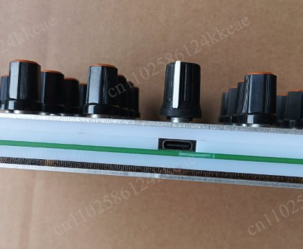 Musik-Host-Software-Controller mit USB-C-Schnittstelle und 27 MIDI-Knöpfen für deine individuelle CC-Steuerung - Bild 1