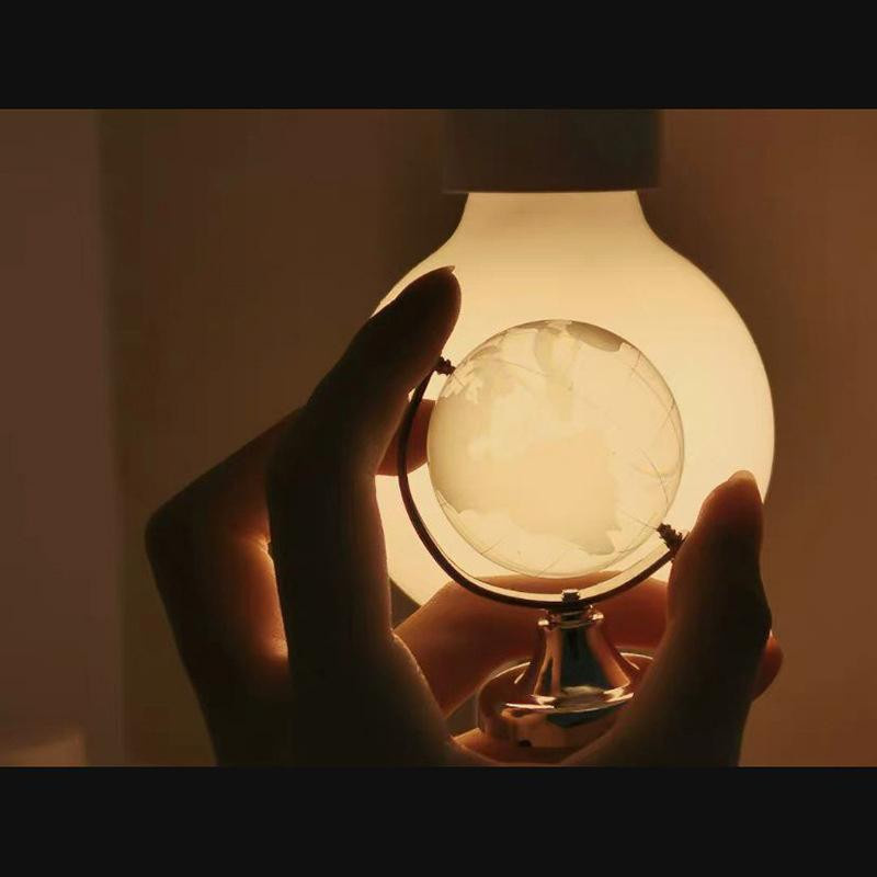 Mini Kristall Globus aus transparentem Glas als dekoratives Ornament für Büro und Wohnkultur - Bild 2