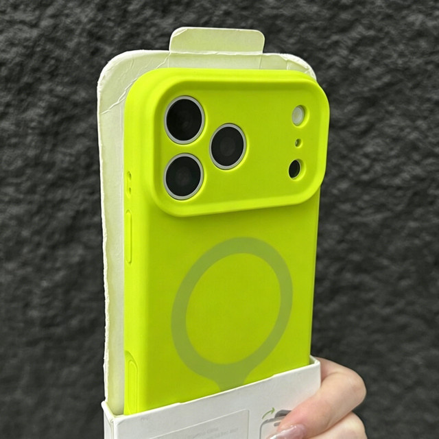 Apple iPhone 17 und iPhone 16 Pro Max Flüssigsilikon Magnet Hülle mit Fluoreszenz-Effekt in Cyan - Bild 1