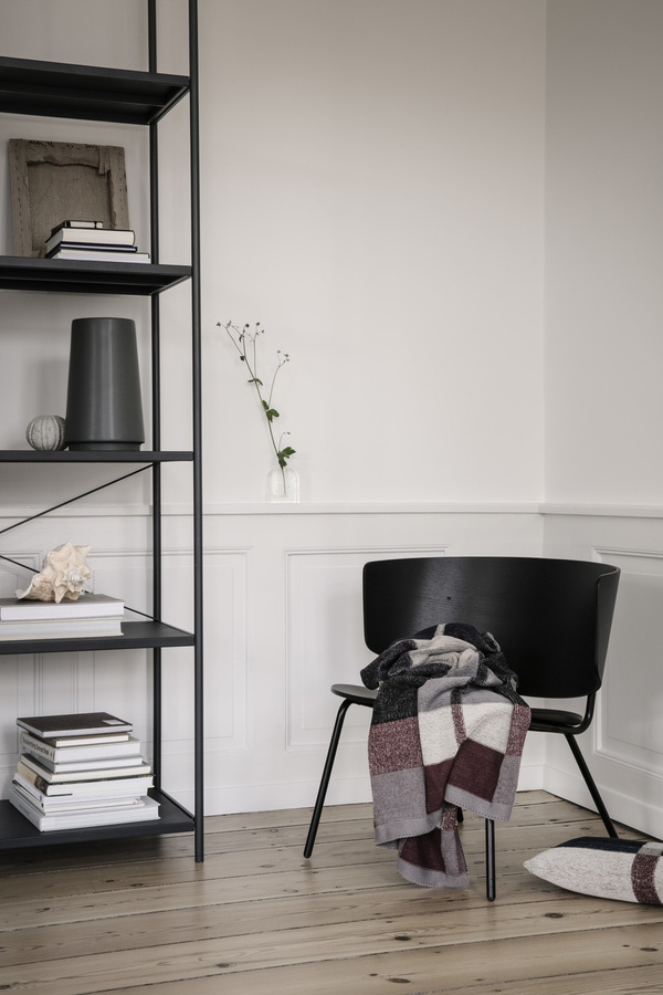 Ferm Living Herman Lounge Stuhl in Schwarz mit Eichenfurnier und Metallrahmen - Bild 4