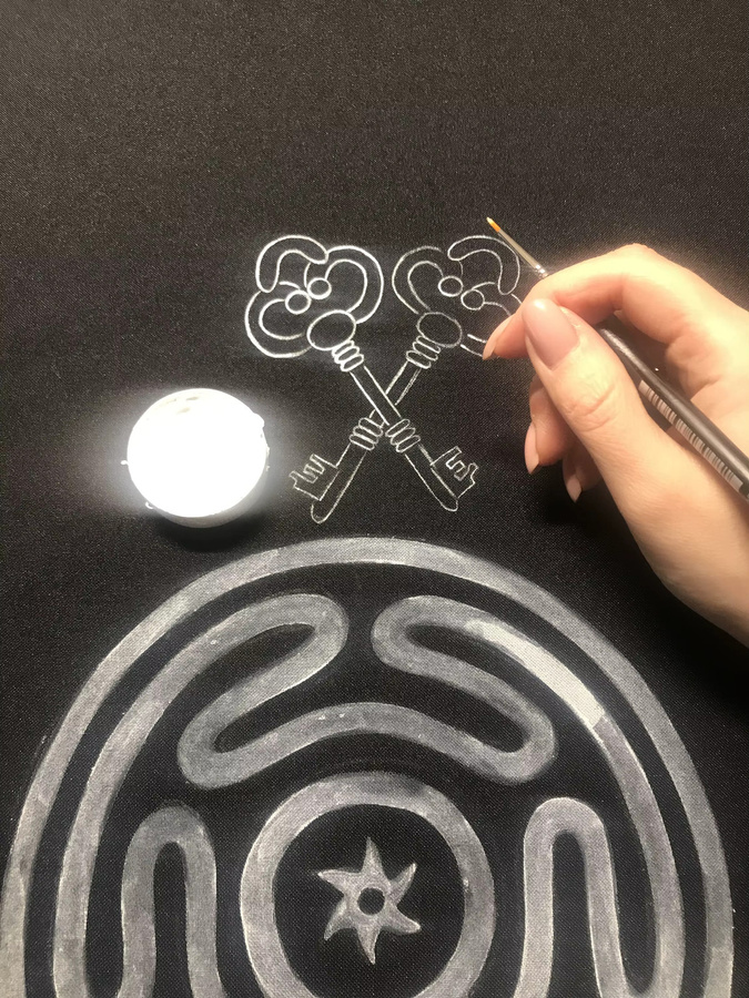 VIKAMA Hecate Maze Tischdecke in Schwarz mit mystischem Tarot- und Hexen-Design - Bild 2