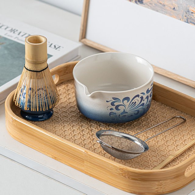 5-teiliges Matcha-Set aus Porzellan in Blau-Weiß mit floralem Design für deine Teezeremonie - Bild 1