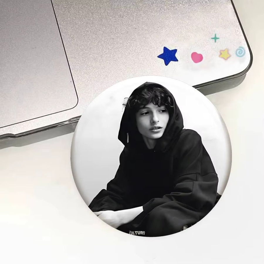 Emaille-Pin F-Finn Wolfhard Abzeichen, rund - Bild 5