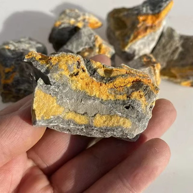 Natürlicher Hummel-Jaspis von CrystalHola in Gelb und Multicolour, Bienen-Jaspis Rohstein als Mineralienprobe für deine Schmuckherstellung, 20-200g - Bild 1