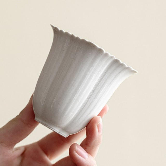 Handgefertigte Teetasse aus weißer Keramik mit floralem Lotusblütenblatt-Design - Bild 1
