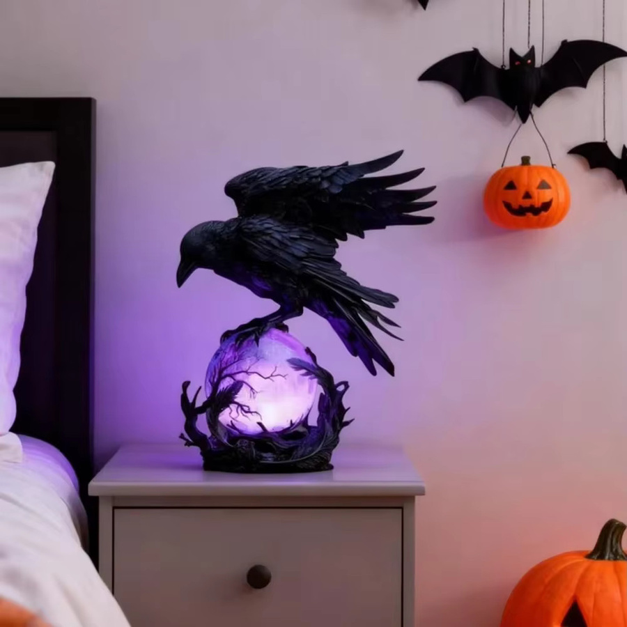 Gotische Raben-LED-Lampe als handgefertigte Skulptur mit lila leuchtender Glaskugel in Schwarz und Lila - Bild 2