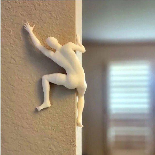 Personalisierte Wandfigur Bergsteiger aus Kunstharz als moderne Wanddekoration von Household supplies MH - Bild 1
