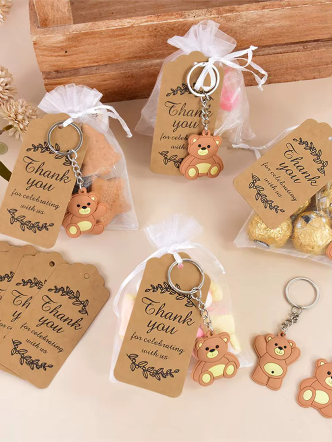 Bär-Schlüsselanhänger als Babyparty-Souvenirs mit Organzabeutel und braunen Kraftpapier-Anhänger für Gäste - Bild 2