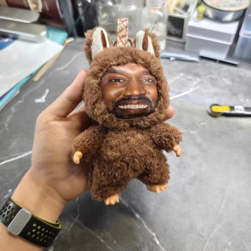 Bandai Kanye West Hip-Hop Anhänger, Plüschtier, braun - Bild 4