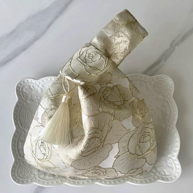 Love Home Garden Armbandtasche im chinesischen Stil mit Stickerei und Quastenanhänger in Champagner - Bild 1