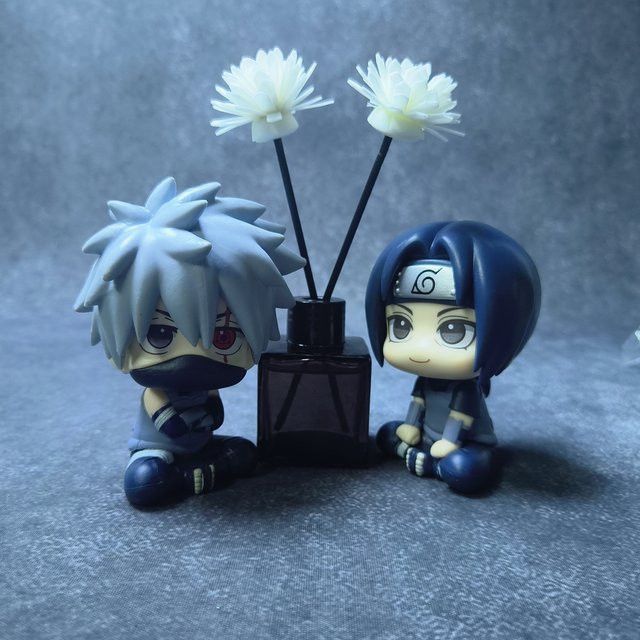 Bandai Naruto Anime Figur Itachi Uchiha und Hatake Kakashi in Sitzposition, Multicolor Sammlerstück und Actionfigur - Bild 1