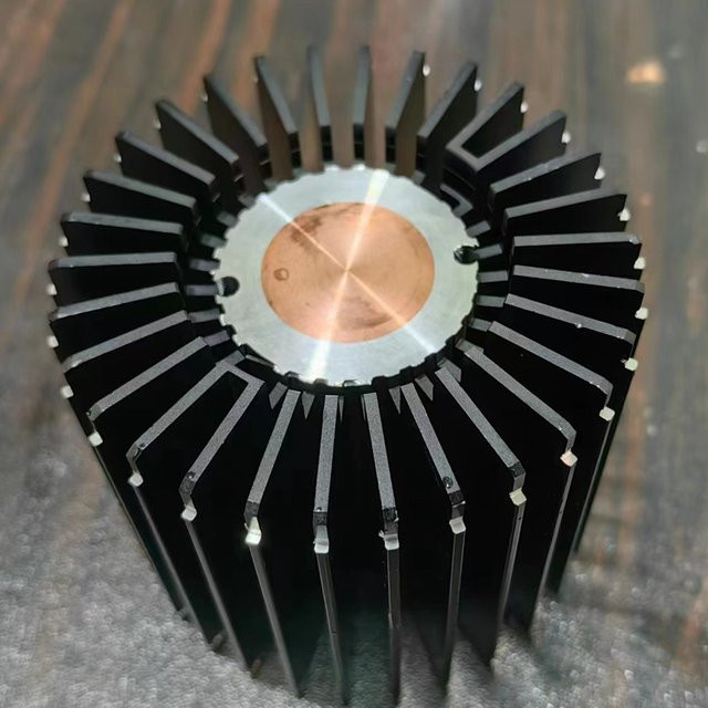 Runder LED-Kühlkörper aus Aluminium in Schwarz mit Kupfer-Herz, B/T/H: 6,9 x 6,0 cm - Bild 1