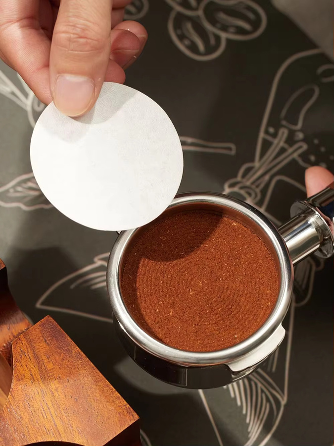 IKAPE Kaffee-Puck-Siebfilter Set mit Metall-Aufbewahrungsbox, 200 Stück, universell passend für Siebträgerkörbe, rund, Weiß - Bild 5