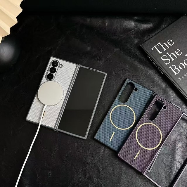 Magnetische Schutzhülle mit Rautenmuster für Samsung Galaxy Z Fold7 in Multicolor und Weiß - Bild 1