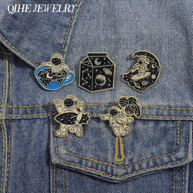 QIHE JEWELRY Brosche, Cartoon Astronaut Sternenhimmel Emaille, Unisex - Bild 1