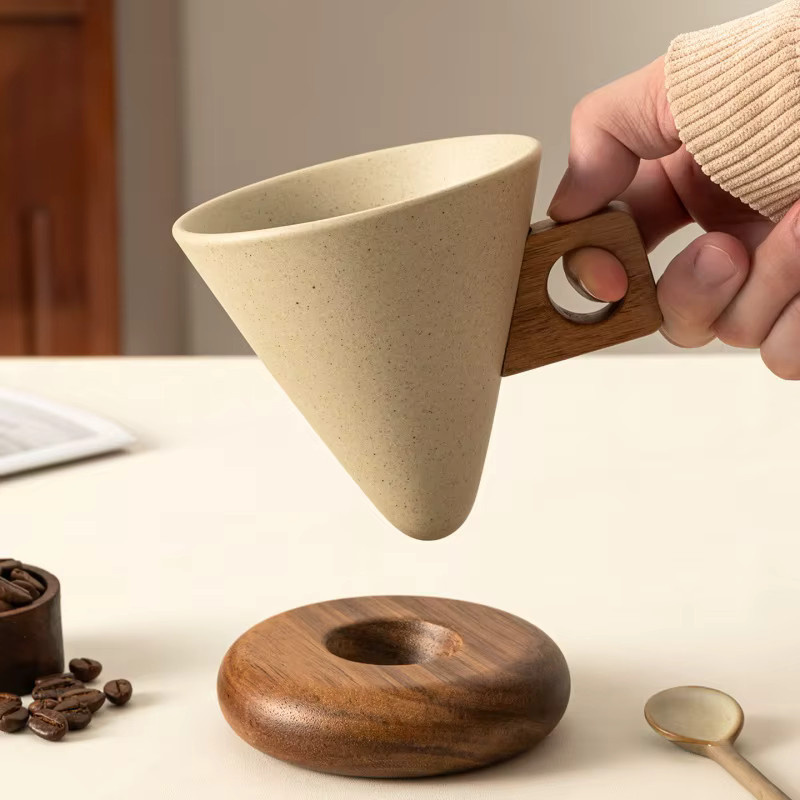 JUSTINLAU Keramik-Kaffeetassen-Set mit Löffel und Holzsockel in Beige - Bild 1
