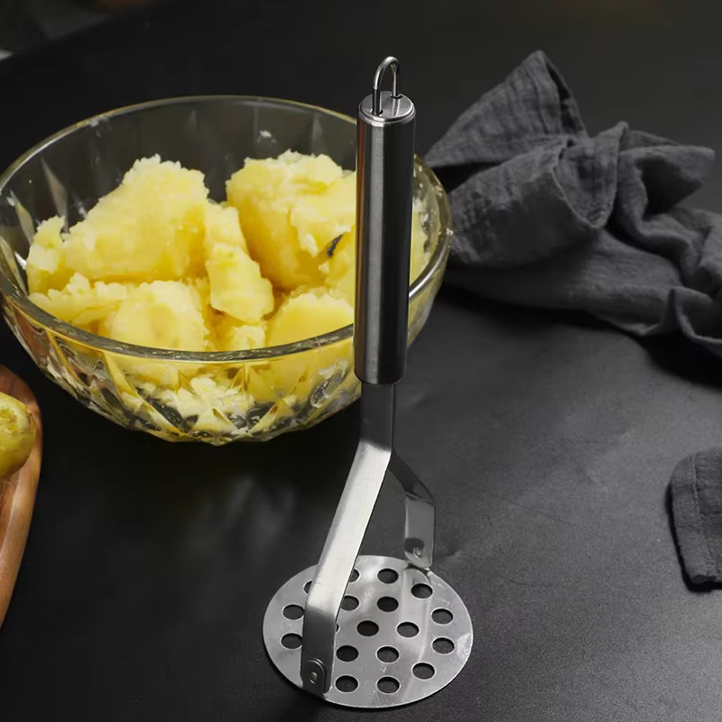 Manuelle Kartoffelpresse aus Edelstahl in Silber zum Stampfen von Obst und Gemüse - Bild 3