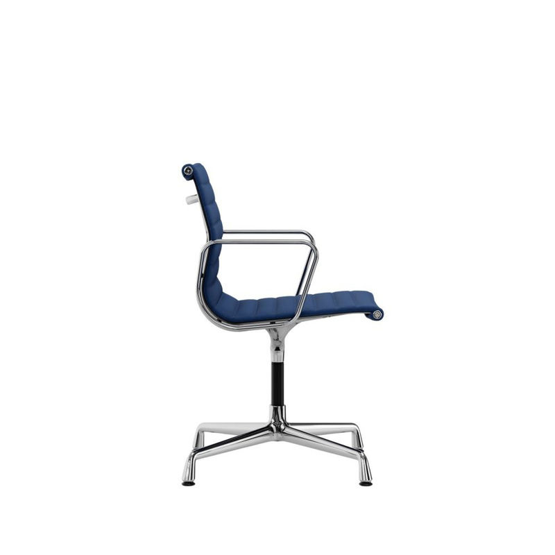 Vitra Aluminium Chair EA 104 mit Armlehnen in Blau und Hopsak Stoff - Bild 3