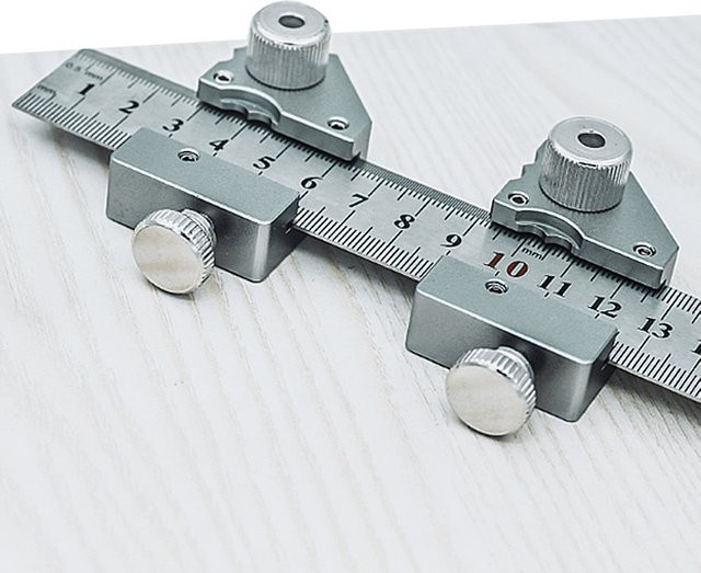 YOMO Multifunktionaler Markierungsreißer mit 45 und 90 Grad Winkel als Winkellineal und Linienlehre für Tischler und zum Bohren - Bild 1