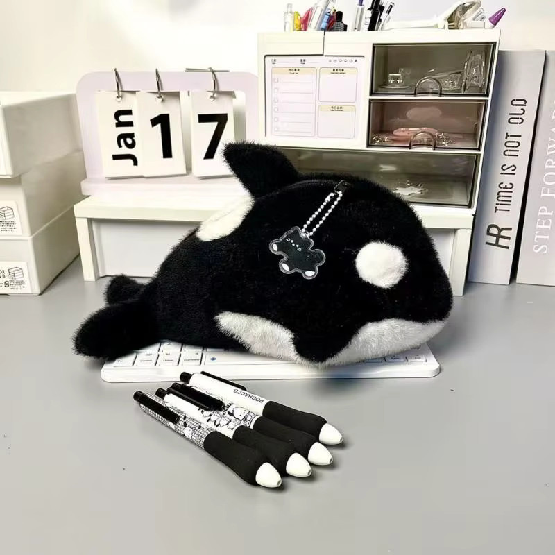 Lustiges Plüsch Etui mit Wal oder Pinguin Motiv als Schreibwaren Tasche in Schwarz für Schule und Büro - Bild 2