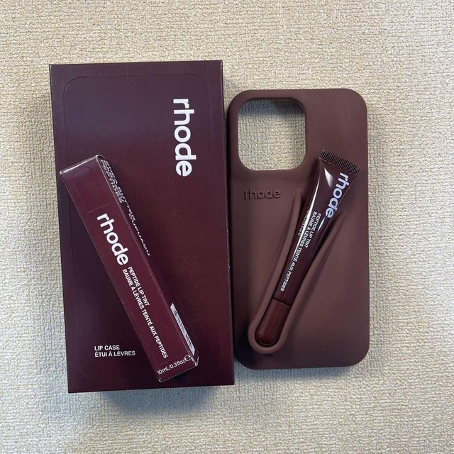 Rhode Lipgloss Silikon Handyhülle Set für iPhone 16 mit Stoßfestigkeit und Standfunktion in Dark Brown - Bild 1