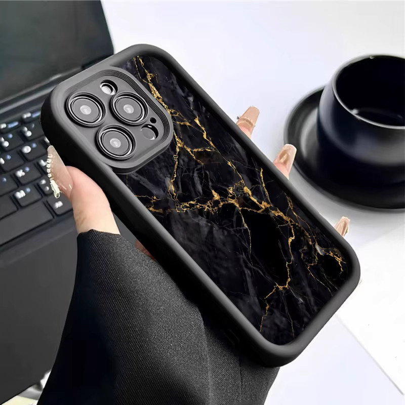 Schutzhülle mit goldenem Rissmuster für dein Apple iPhone in den Farben Gold und Schwarz - Bild 2
