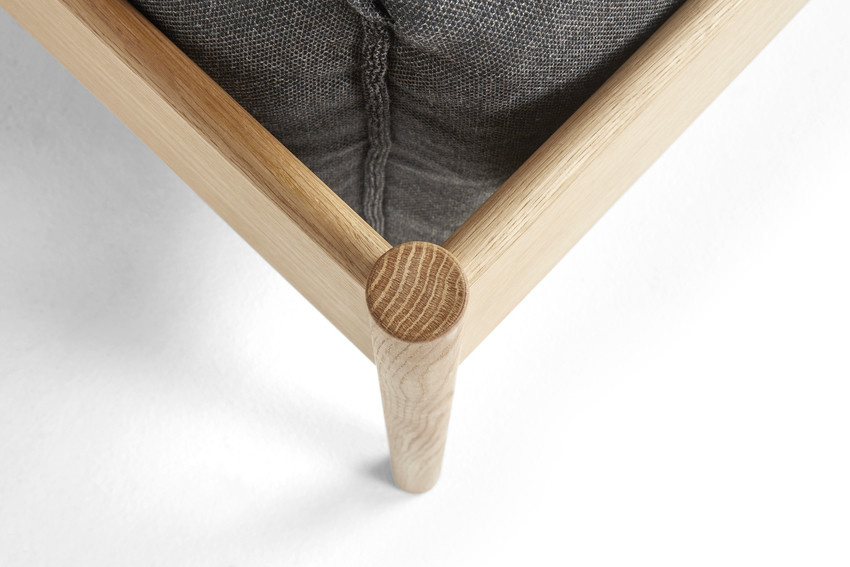 HAY Arbour 3-Sitzer Sofa in Braun mit Holzgestell und inklusive Kissen - Bild 3