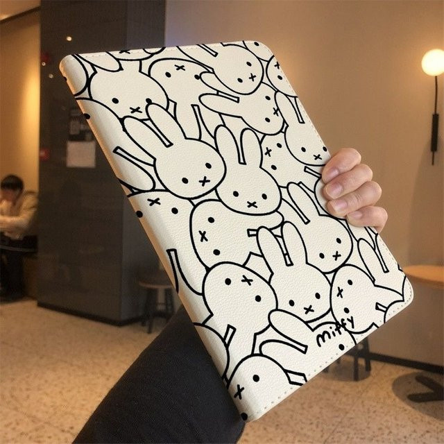 Miffy Lederhülle für iPad Pro 13 Zoll und iPad Air 6 mit Allover-Print in Weiß, Kawaii Häschen Hartschalenhülle für iPad 10, 10,2 und 11 sowie iPad Mini 7 - Bild 1