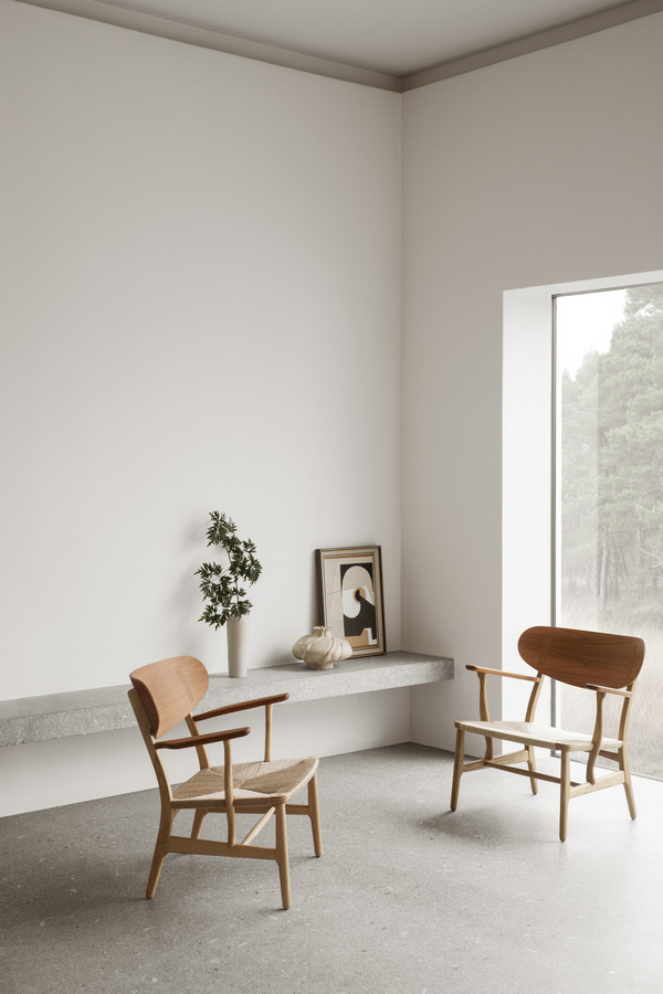 Carl Hansen & Søn CH22 Sessel mit Armlehnen in Braun aus Massivholz und Papierkordel - Bild 2
