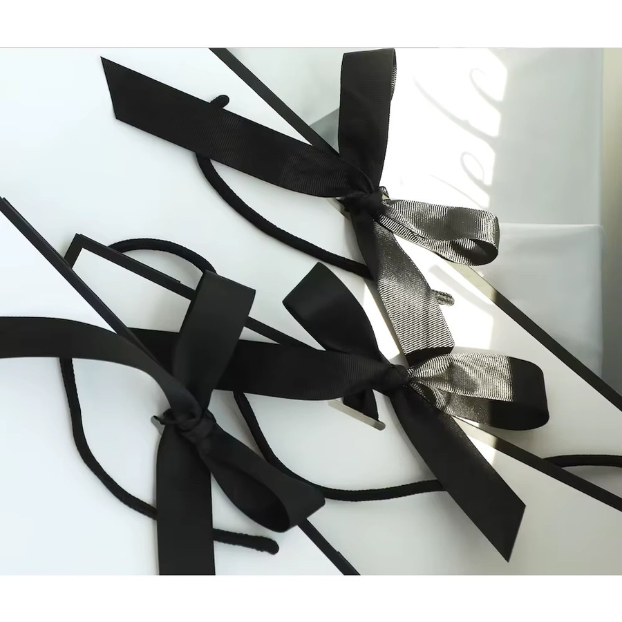 Personalisierte Geschenktüte mit Namen und Band in Schwarz aus Papier für Hochzeiten, Geburtstage oder als Dankeschön-Geschenk - Bild 2