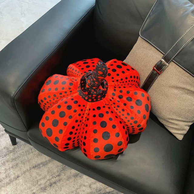 Yayoi Kusama Kürbis Kissen mit Wellenpunkt als Plüschtier in Orange und Bunt, Durchmesser: 30 cm - Bild 1