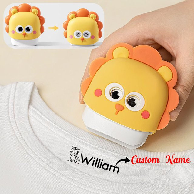 Personalisierter Namensstempel mit Cartoon-Löwe in Gelb für Studenten, wasserfest und waschbar für Kleidung und Socken - Bild 1