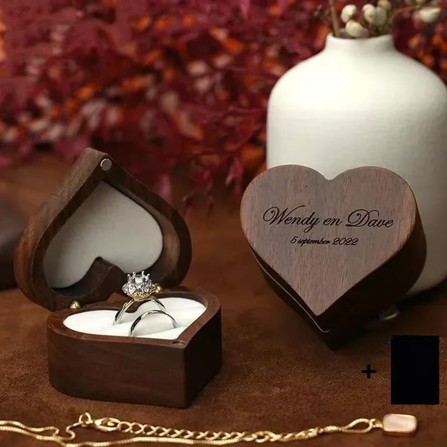 Personalisierte herzförmige Schmuckschatulle aus Walnussholz in Braun für Hochzeitsanträge und Geschenke - Bild 1