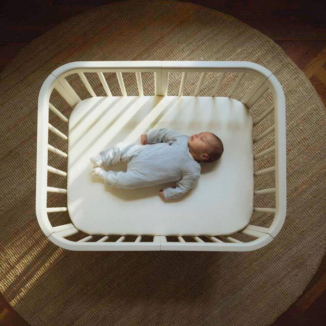 Stokke Nighti Mini Bundle mit Matratze, Spannbetttuch und Rollen aus Buchenholz in Braun, B/T/H: 120 x 60 x 65 cm - Bild 1