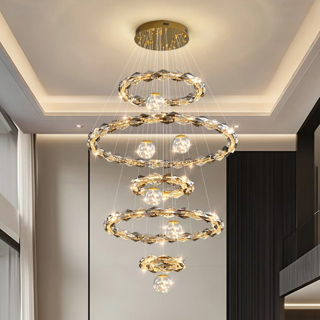 Moderne LED-Pendelleuchte von Joesee in Gold/Messing mit Kristall-Elementen und Ring-Design für das Wohnzimmer oder Treppenhaus - Bild 1