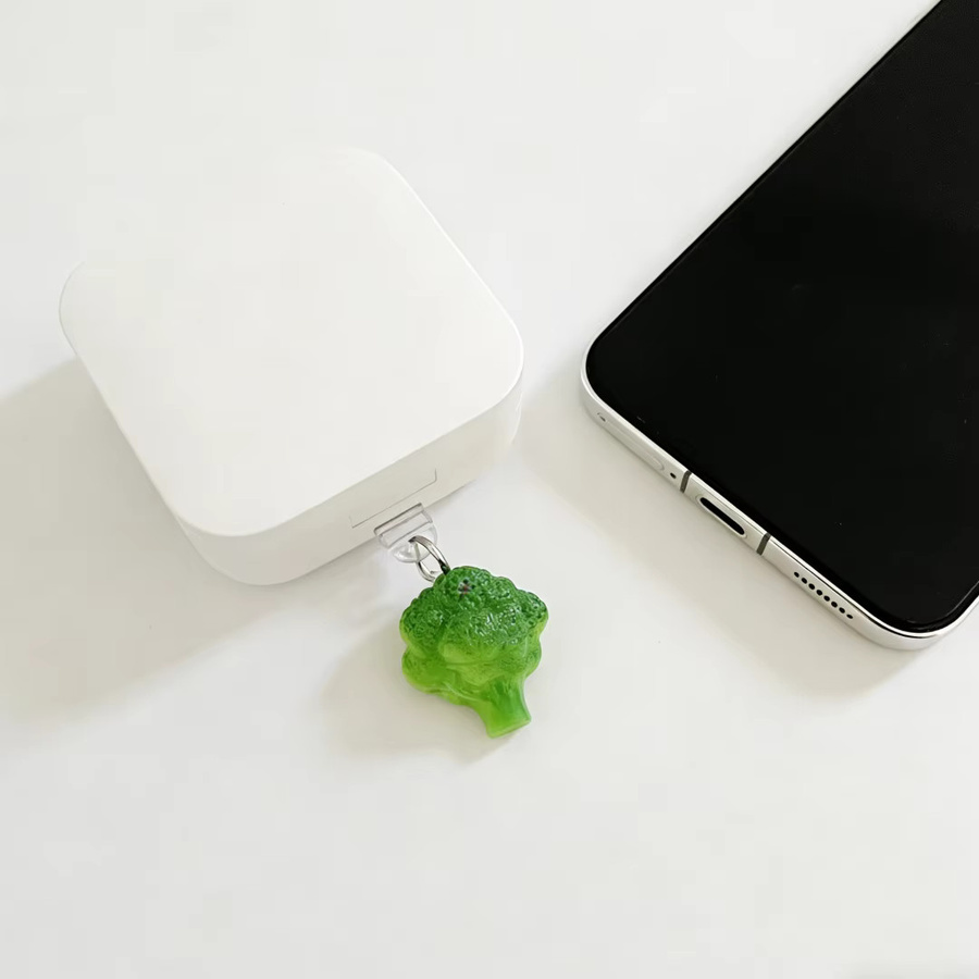 Grüner Brokkoli Staubstopfen im Pflanzen-Design als praktisches Handy-Zubehör - Bild 4
