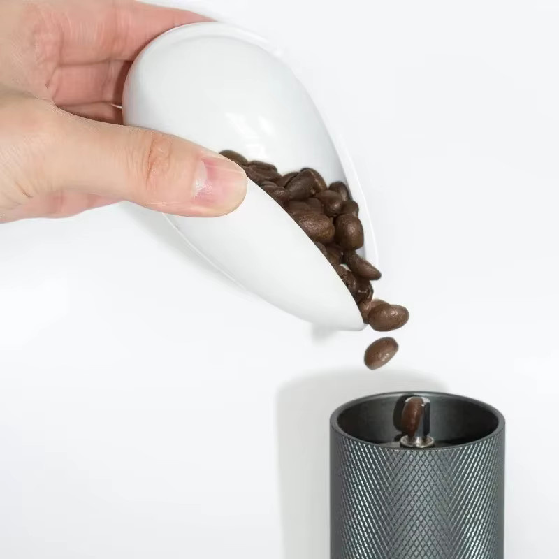 JUSTINLAU Kaffee Zubehör Set in Weiß mit Dosierbecher, Tabletts, Sprühflasche, Tamper, Nadeln und Messlöffel - Bild 1