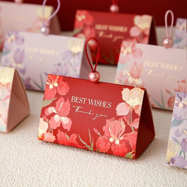 Rote dreieckige Bonbontüten aus Papier mit Perlenhenkel als Geschenkverpackung für Hochzeiten und Gastgeschenke - Bild 1