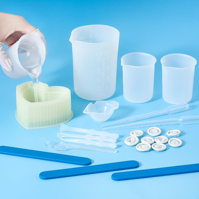 QIAO Epoxidharz Werkzeugset für die Schmuckherstellung mit Silikonkissen, Messbechern, Rührstäben und Handschuhen in Transparent - Bild 1