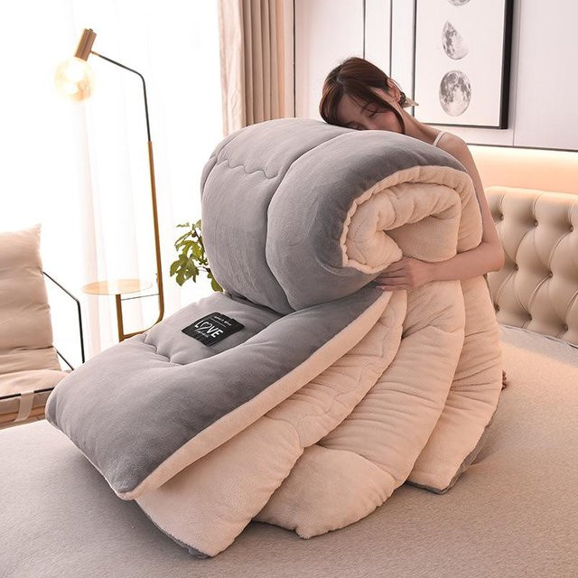 Shirley C Reversible Winterbettdecke aus Lammwolle, Samt und Baumwolle in Grau, B/H: 150 x 200 cm - Bild 1