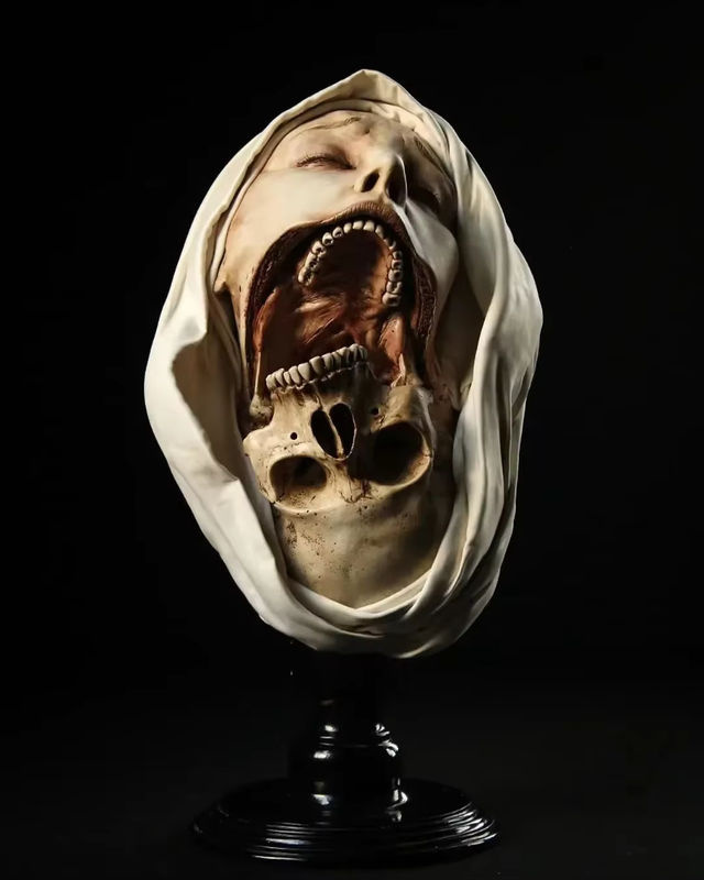 Transfiguratio Mortis Statue aus Kunstharz in Weiß als Halloween Dekoration und Kunstwerk - Bild 3