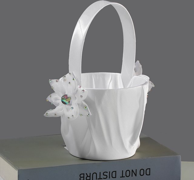 TRUE LOVE GIFT Hochzeits-Blumenmädchenkorb mit floralen Blütenblattverzierungen in Weiß - Bild 1