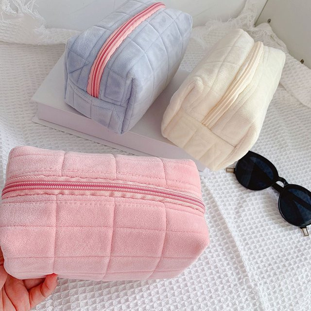 Große Make-up-Tasche aus Plüsch in Blau mit Reißverschluss für Damen als Kosmetiktasche und Reise-Waschbeutel - Bild 1