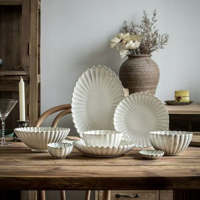 CFen A's Keramik Servierplatte und Schüssel Set in Weiß mit floralem Chrysanthemen-Design und mattierter Glasur - Bild 1