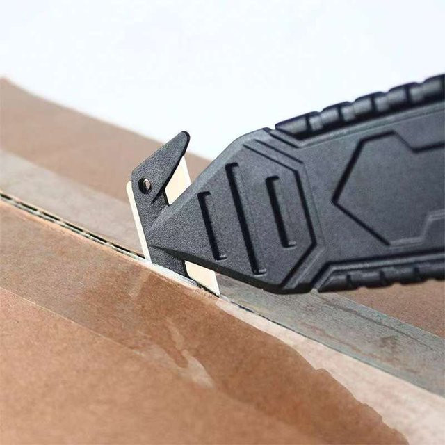 Sicherheits-Kartonmesser in Schwarz mit ergonomischem Griff und versteckter Edelstahlklinge als Universalmesser und Umschlagöffner - Bild 1