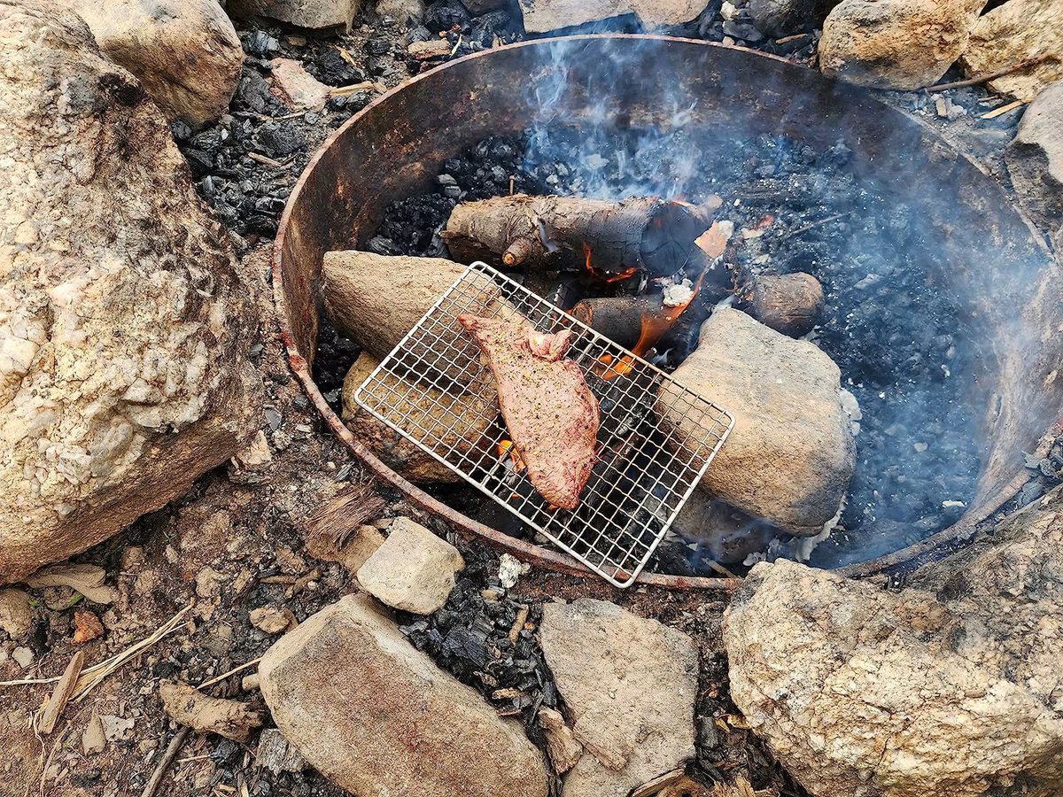 APG Mini BBQ Holzkohlegrill aus Edelstahl in Silber, Tischgrill für Camping und Picknick, B/T/H: 25,5 x 16,5 x 12,5 cm - Bild 3