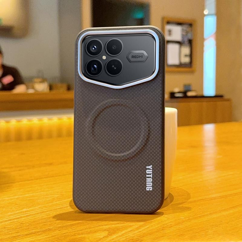 Magnetische Xiaomi Redmi K90 Pro Max Hülle aus PU-Leder mit Kohlefaser-Textur und Metallknopf in Schwarz und Rot - Bild 3