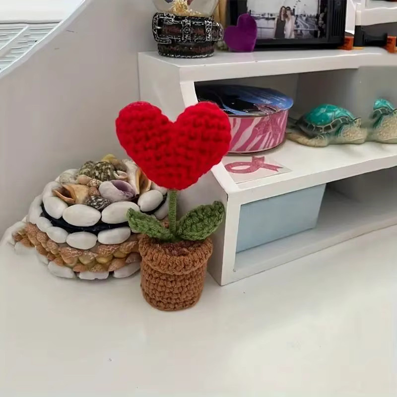 Handgefertigter gestrickter Blumentopf mit roter herzförmiger Kunstpflanze von ZQNYCY zur Tischdekoration - Bild 3