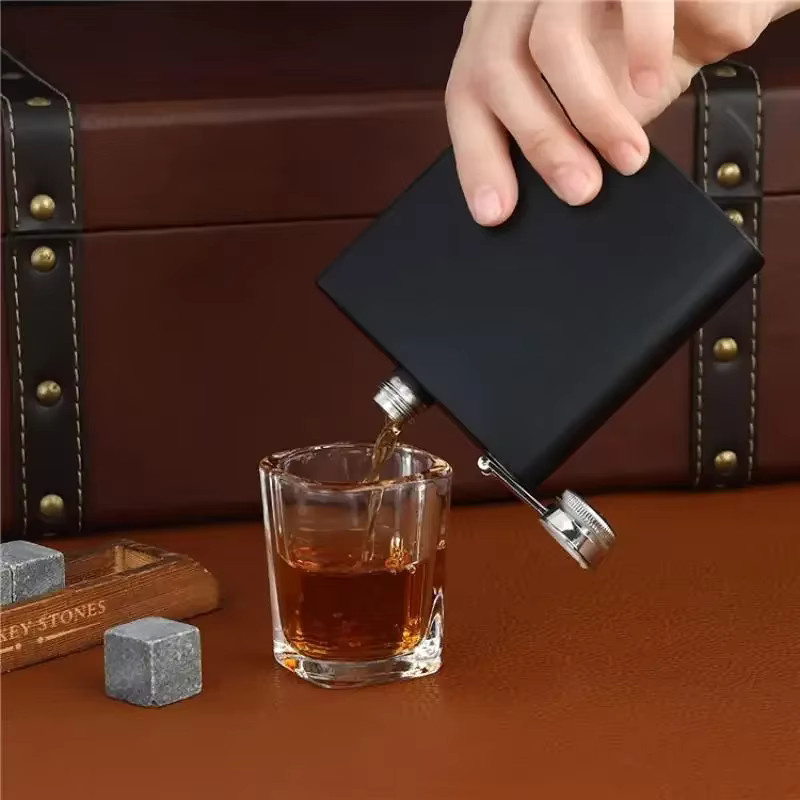 Venlohome Flachmann aus Edelstahl in Mattschwarz mit Trichter und Tasche, 177 ml, auslaufsicher - Bild 5